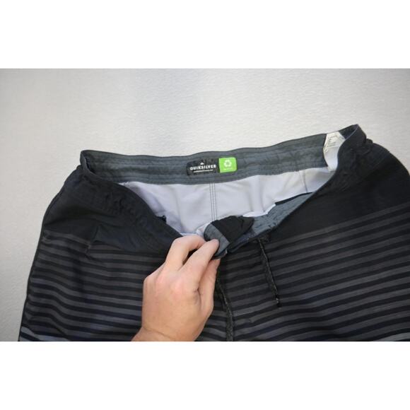 Quiksilver Stretch Board Shorts Striped Athletic Water Swim Mens Sz 38 - Picture 3 of 7